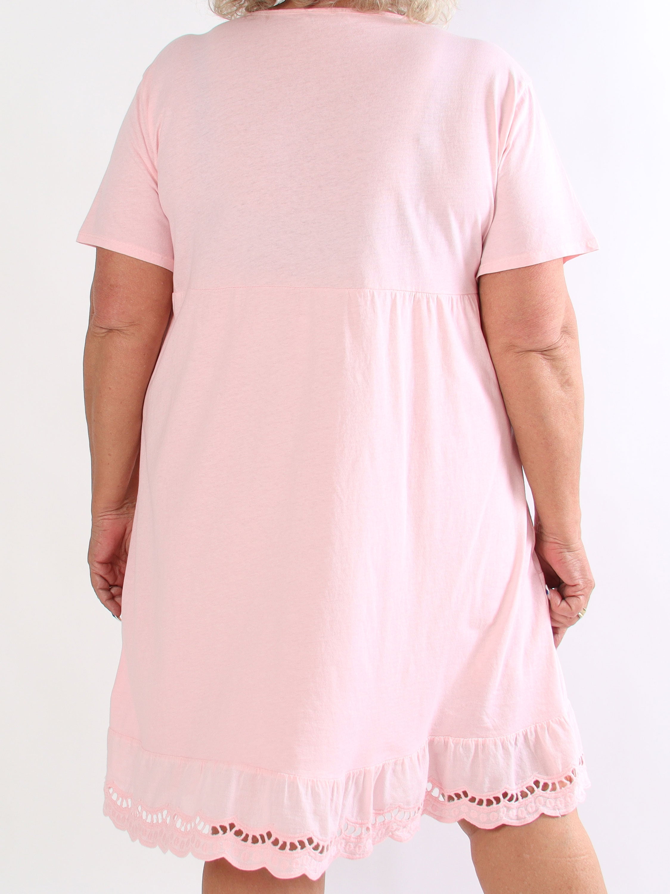 Laiba - Plus size kjole i bomuld med t-shirt ærmer og broderet flæsekant forneden